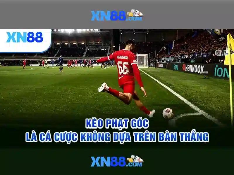 Dealer xinh đẹp đang chia bài tại bàn baccarat xn88